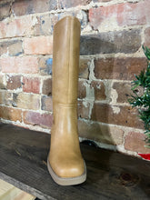 Load image into Gallery viewer, The Brown Rustic Wanderer Boots
